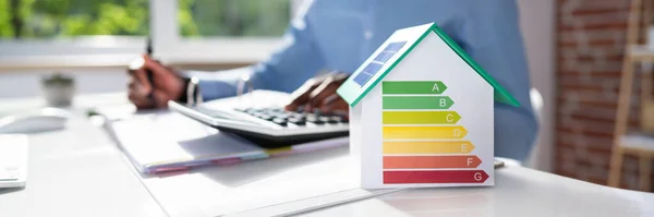 Empresario Calculando Costo Casa Eficiente Energía — Foto de Stock