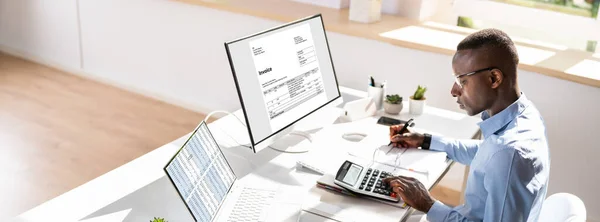 Vista Lateral Jovem Empresário Calculando Fatura Tela Computador Perto Laptop — Fotografia de Stock