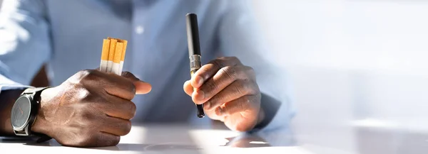 Homem Segurando Vape Cigarro Cigarro Sobre Mesa — Fotografia de Stock