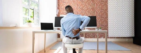 Junger Geschäftsmann Hat Rückenschmerzen Während Schreibtisch Sitzt — Stockfoto