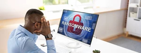 Empresário Preocupado Olhando Para Computador Com Palavra Ransomware Tela Local — Fotografia de Stock