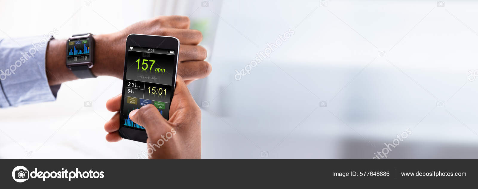 Close Van Iemands Hand Met Smartwatch Cellphone Weergegeven Heartbeat Tarief Stockfoto AndreyPopov 577648886