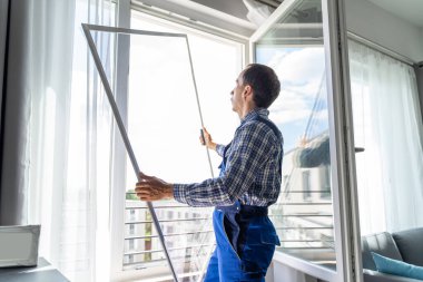 Sivrisinek ağı çerçeve kurma servisi. Evde İşçi