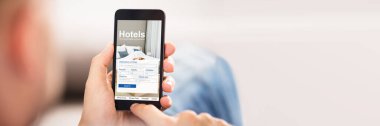 Bir kişinin çevrimiçi düşük fiyatlar oteller kullanarak bir akıllı telefon tutarak yakın çekim uygulama