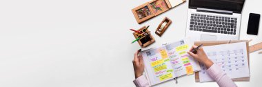İşadamı yazma programı Diary dizüstü bilgisayar ve cep telefonu üstünde okul sırası