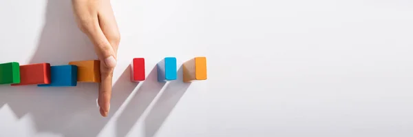 Крупный План Предпринимателя Останавливающего Цветные Блоки Падения Стол Офисе — стоковое фото