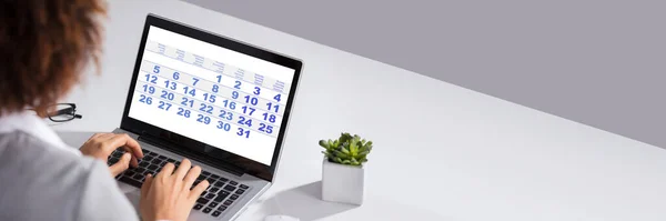 Close Uma Empresária Olhando Para Calendário Com Agenda Diária Computador — Fotografia de Stock