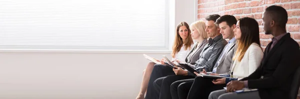 Grupo Diversas Pessoas Esperando Por Entrevista Emprego Escritório — Fotografia de Stock