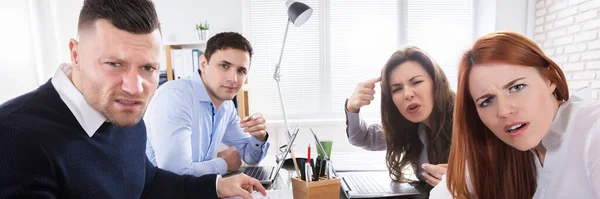 Grupo Executivos Negócios Reclamando Para Câmera Escritório — Fotografia de Stock