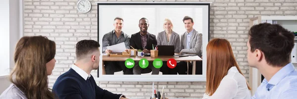 Grupo Empresarios Que Realizan Videoconferencias Reuniones Negocios Oficina —  Fotos de Stock