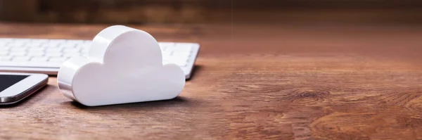 Weißer Wolkenblock Mit Digitalem Tablet Handy Tastatur Und Maus Auf — Stockfoto