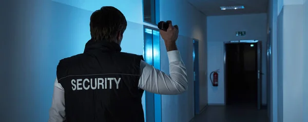 Οπίσθια Όψη Φρουρού Ασφαλείας Που Στέκεται Στο Διάδρομο Του Κτιρίου — Φωτογραφία Αρχείου