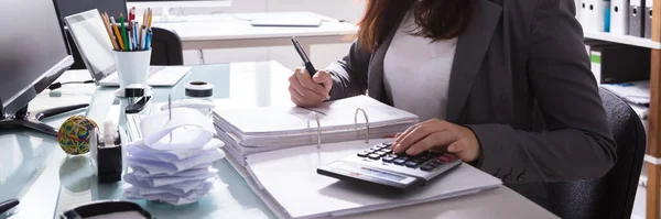 Jovem Empresária Feliz Calculando Bill Com Calculadora — Fotografia de Stock