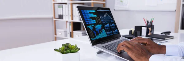 Nahaufnahme Eines Geschäftsmannes Bei Der Analyse Von Grafiken Laptop Arbeitsplatz — Stockfoto