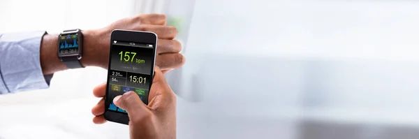 Крупним Планом Рука Людини Смарт Годинником Мобільним Телефоном Показує Частоту — стокове фото