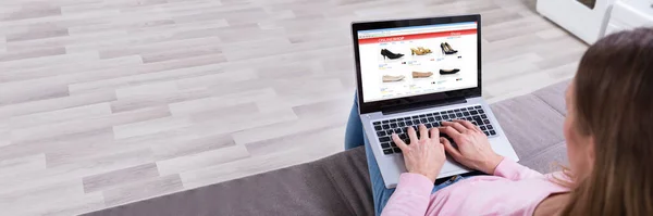 Крупним Планом Жінка Сидить Дивані Покупки Взуття Інтернеті Ноутбуці Вдома — стокове фото