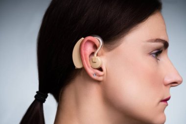 Bir Kadın Eli 'nin Yakın Çekimi Kulağına İşitme Cihazı
