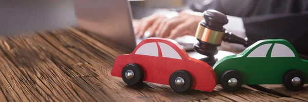 Close Two Green Red Wooden Cars Desk Courtroom — Stock Photo, Image