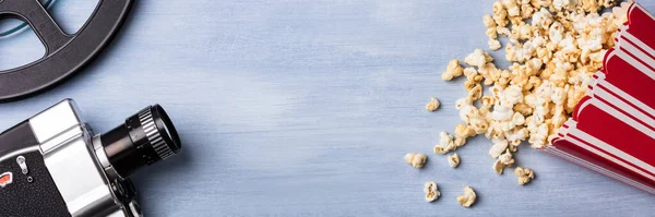 カチンコ メガネ フィルムのムービー カメラとこぼれたポップコーンのハイアングル — ストック写真