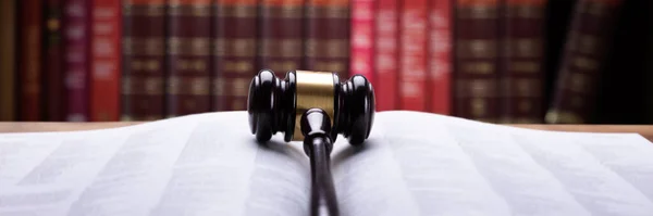 Yakın Çekim Bir Açık Kanun Kitabı Mahkeme Salonunda Tahta Tokmak — Stok fotoğraf