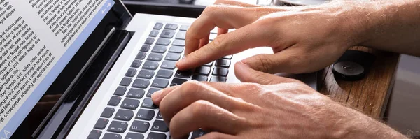 Mão Pessoa Digitando Laptop Sobre Mesa Madeira — Fotografia de Stock