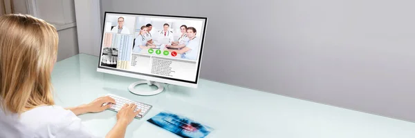 Video Conferenza Dentista Femminile Con Suoi Colleghi Sul Computer Clinica — Foto Stock