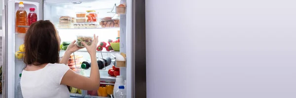 Buzdolabında Yiyecek Çekici Genç Bir Kadın Arkadan Görünüş — Stok fotoğraf