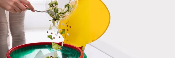 Primer Plano Mano Una Mujer Arrojando Verduras Papelera —  Fotos de Stock