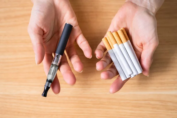 Vrouwenhand Holding Vape Tabak Sigaretten Houten Bureau — Stockfoto