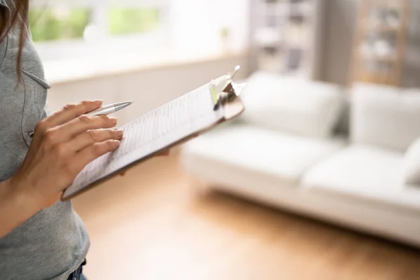 Primer Plano Mano Una Mujer Que Llena Formulario Evaluación Bienes — Foto de Stock