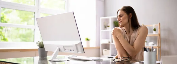 Volwassen Zakenvrouw Lijdt Aan Schouderpijn Het Werk — Stockfoto