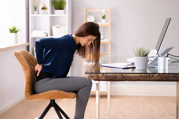 Mujer Negocios Sentada Escritorio Con Ordenador Portátil Que Tiene Dolor — Foto de Stock