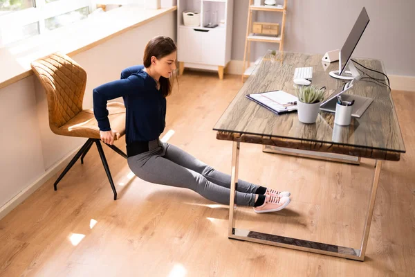 Vista Lateral Uma Jovem Mulher Fazendo Exercício Alongamento Escritório — Fotografia de Stock