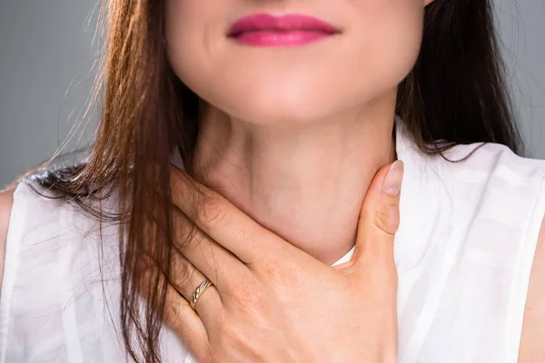 Close Van Een Vrouw Aanraken Van Haar Pijnlijke Keel — Stockfoto