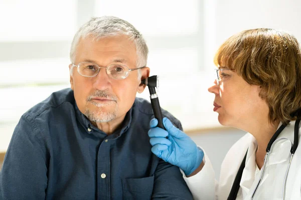 Otolaryngologie Oorcontrole Met Behulp Van Otoscope Dokter Die Patiënt Onderzoekt — Stockfoto