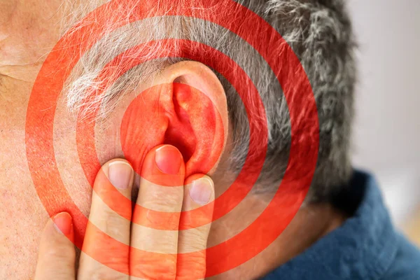 Primer Plano Del Hombre Cubriendo Oreja Con Mano Sobre Fondo — Foto de Stock