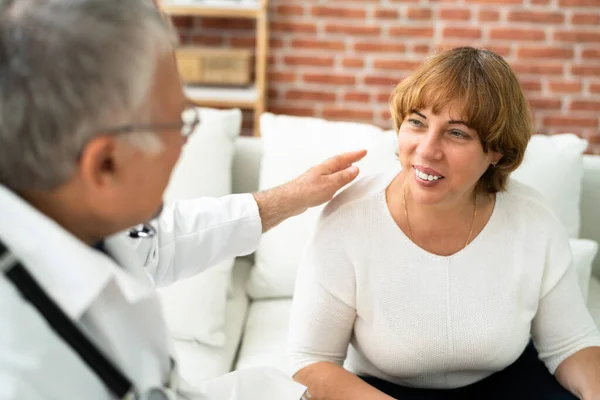 Doctor Hablando Con Paciente Mayor Cuidado Salud Ancianos — Foto de Stock