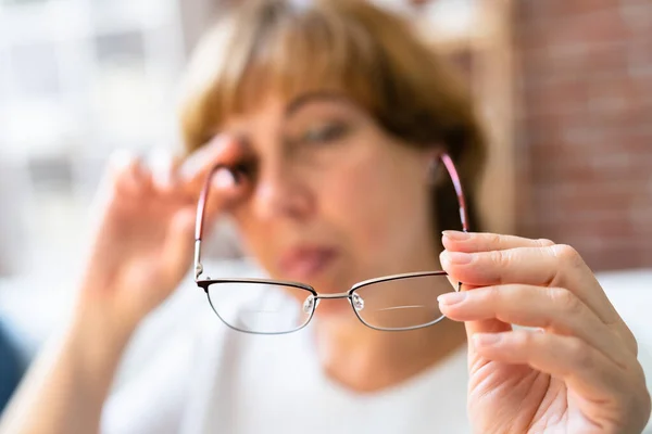 Müde Erschöpfte Augenschmerzen Und Schmerzprobleme — Stockfoto