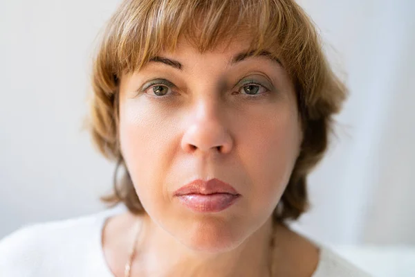 Beautiful Mature Women Headshot Short Hair — Stock Photo, Image