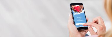 Bir kişinin el cep telefonu üzerinde bağışta Close-Up