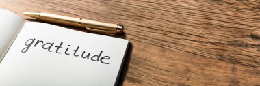 Üstünde ahşap Resepsiyon üzerinde defter kalem ile Şükran sözcüğün yakın çekim