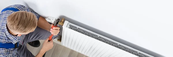 Nahaufnahme Von Männlichen Klempner Befestigung Thermostat Mit Schraubenschlüssel Hause — Stockfoto