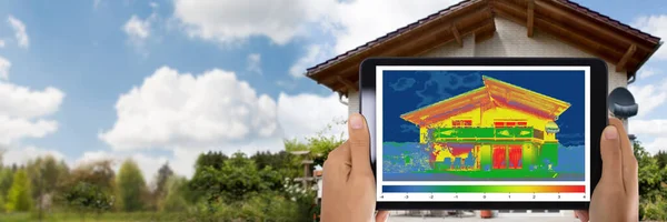 デジタル タブレットを使用して家の外熱損失を検出人のクローズ アップ — ストック写真