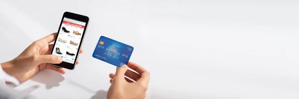 Närbild Kvinna Med Kreditkort Handen Gör Online Shopping Med Smart — Stockfoto