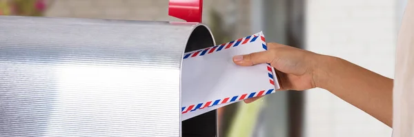 Закри Рук Людини Видалення Лист Срібною Поштової Скриньки — стокове фото