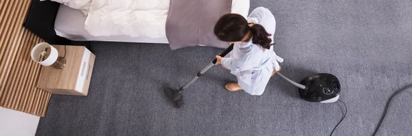 Happy Young Housekeeper Cleaning Carpet Vacuum Cleaner Hotel Room — Stok Foto