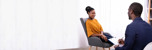 Jovem Mulher Africana Sentado Perto Psicólogo Com Área Transferência Para — Fotografia de Stock