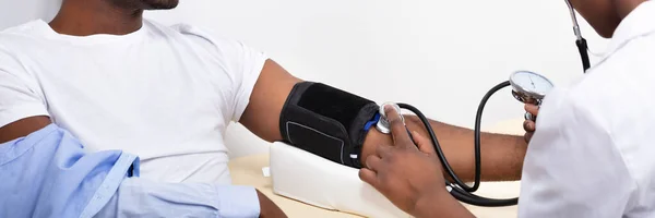 Close Doctor Hand Measuring Blood Pressure Male Patient — Stock Photo, Image