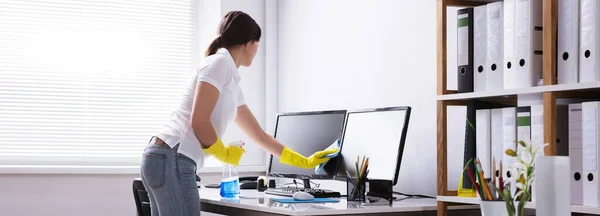 Jeune Femme Nettoyage Ordinateur Avec Rag Dans Bureau — Photo