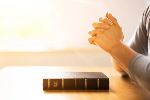Luz Sol Caindo Mão Mulher Sobre Livro Bíblia Sagrada — Fotografia de Stock